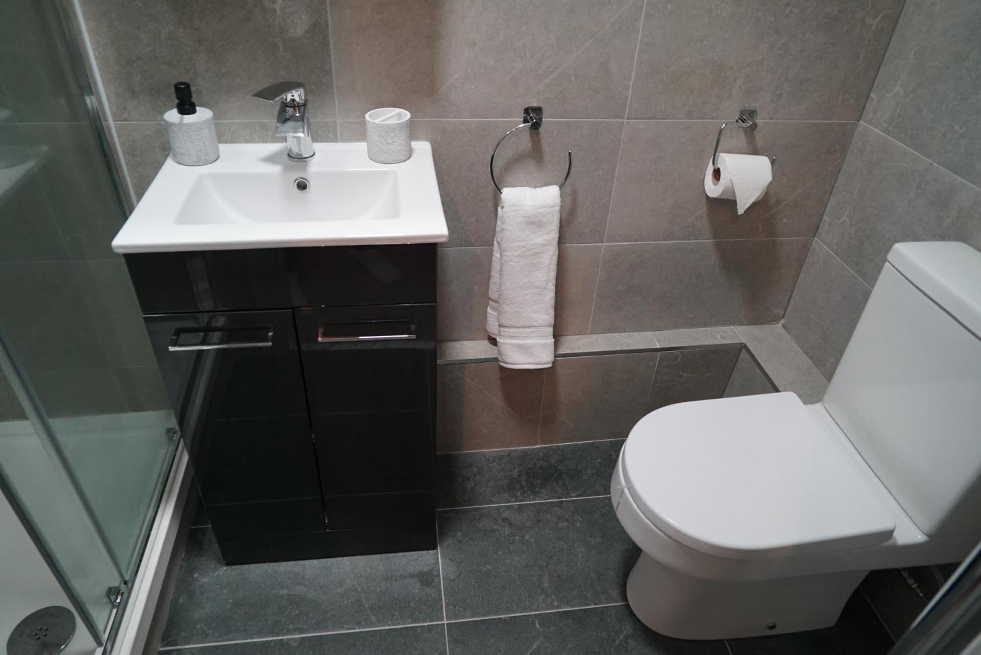 1 & 2 Bed Apartments - Desborough, Kettering, Cosy, Parking, Family, Wifi เคทเทอริง ภายนอก รูปภาพ