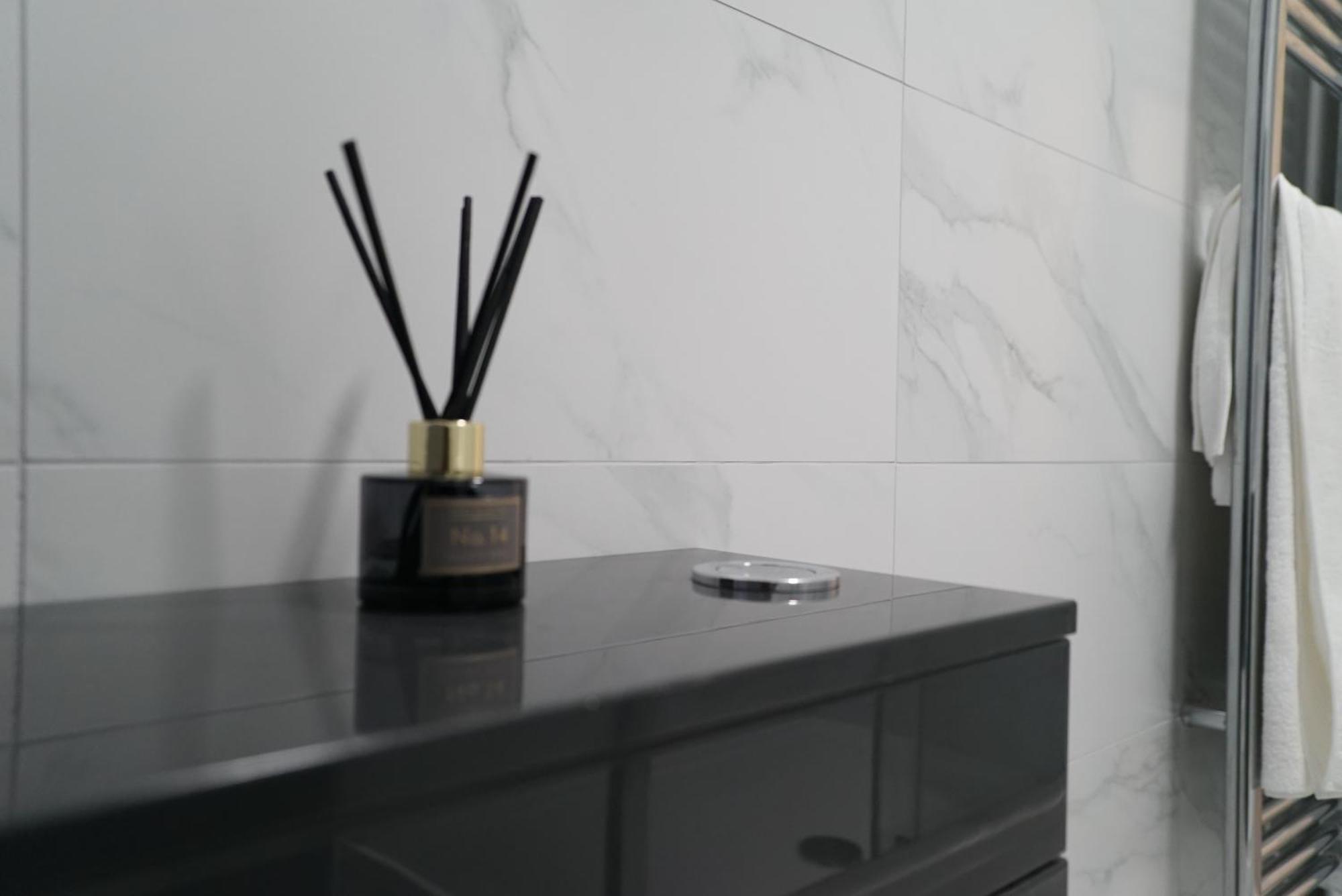 1 & 2 Bed Apartments - Desborough, Kettering, Cosy, Parking, Family, Wifi เคทเทอริง ภายนอก รูปภาพ