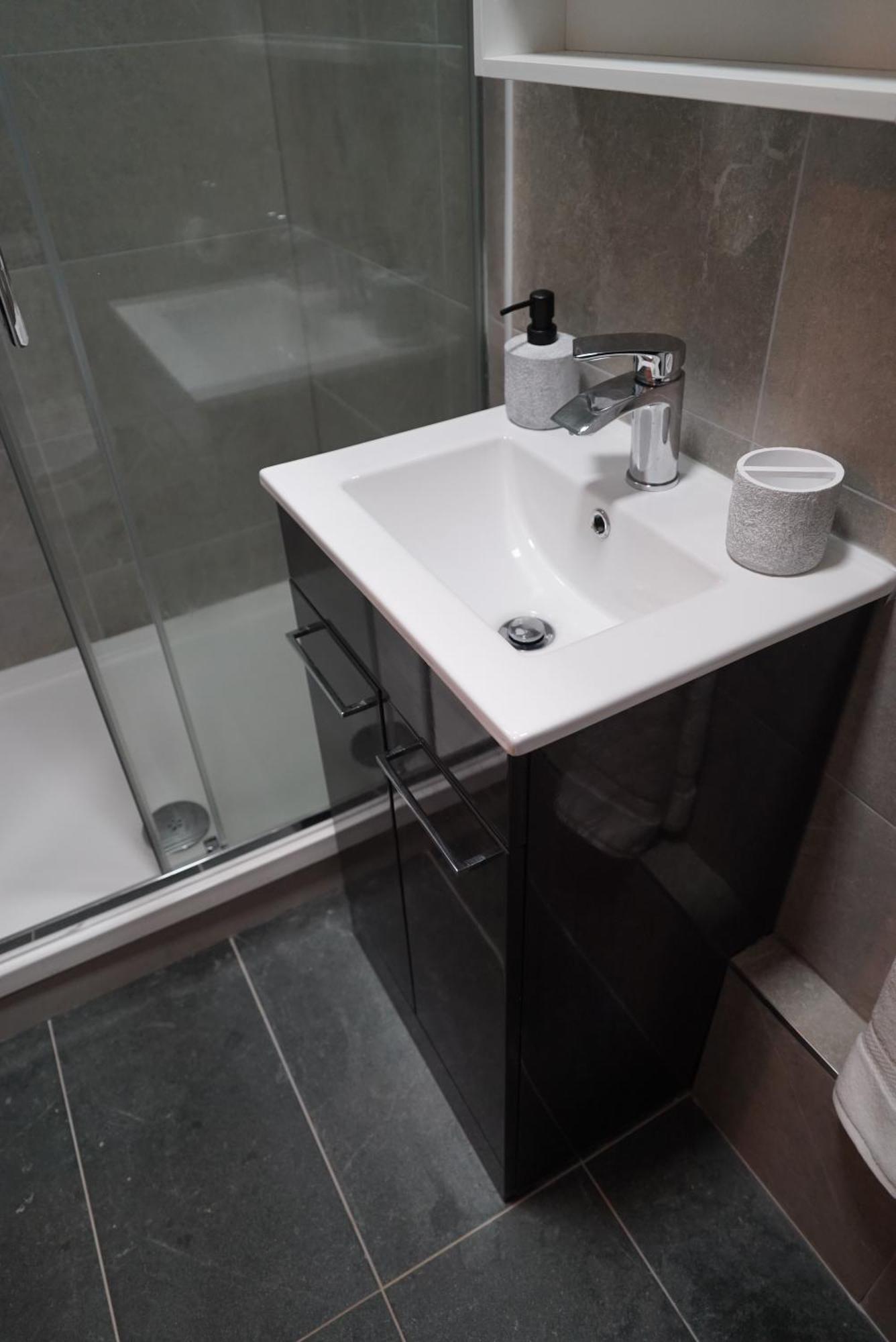1 & 2 Bed Apartments - Desborough, Kettering, Cosy, Parking, Family, Wifi เคทเทอริง ภายนอก รูปภาพ