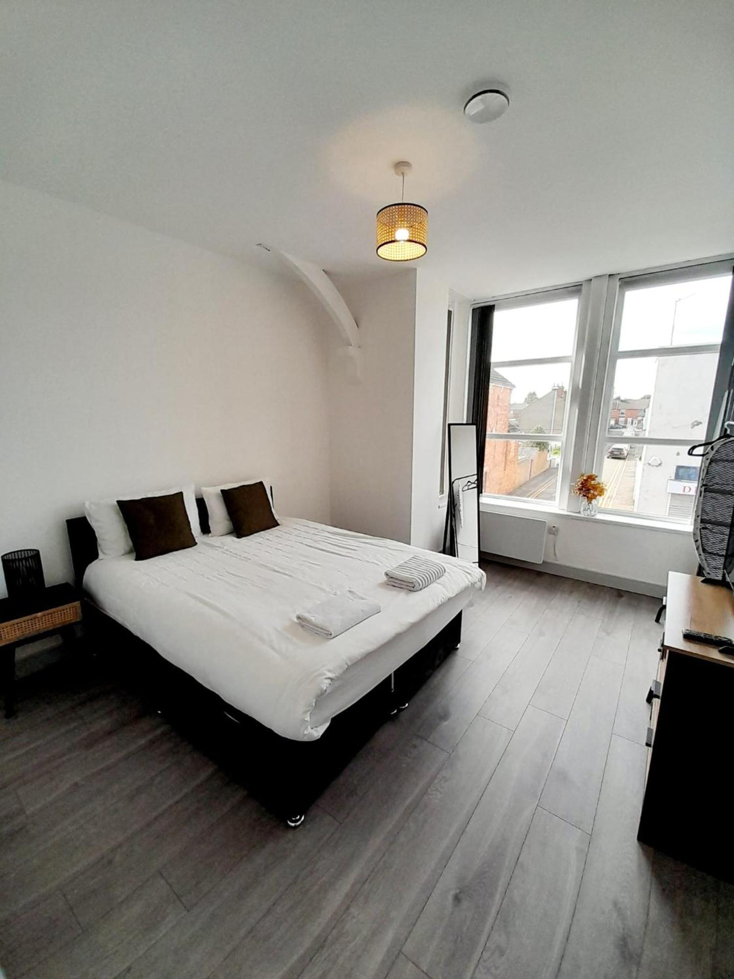 1 & 2 Bed Apartments - Desborough, Kettering, Cosy, Parking, Family, Wifi เคทเทอริง ภายนอก รูปภาพ